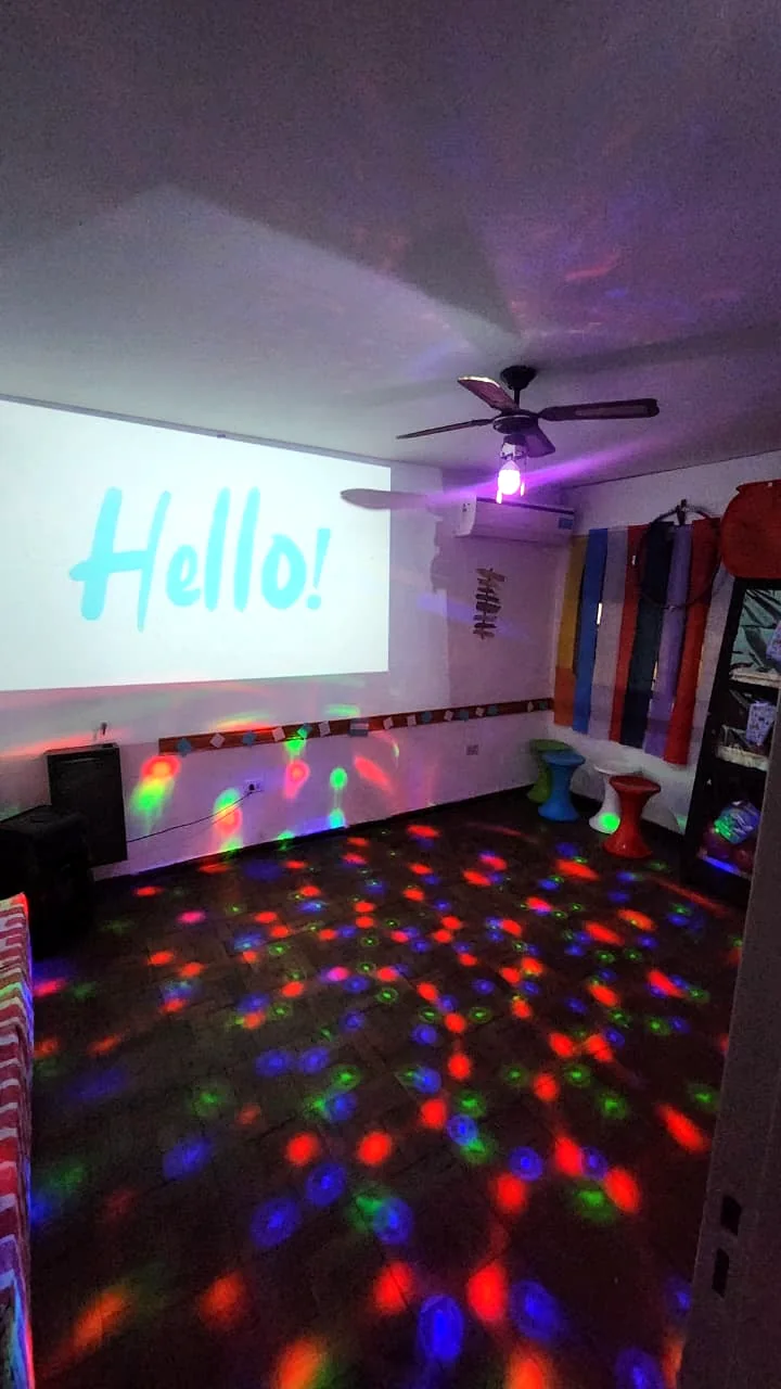 Sala dinámica con luces y proyección