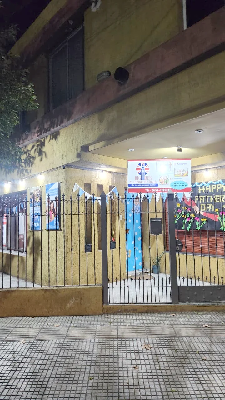 Fachada de la academia Big Ben en Villa Mercedes