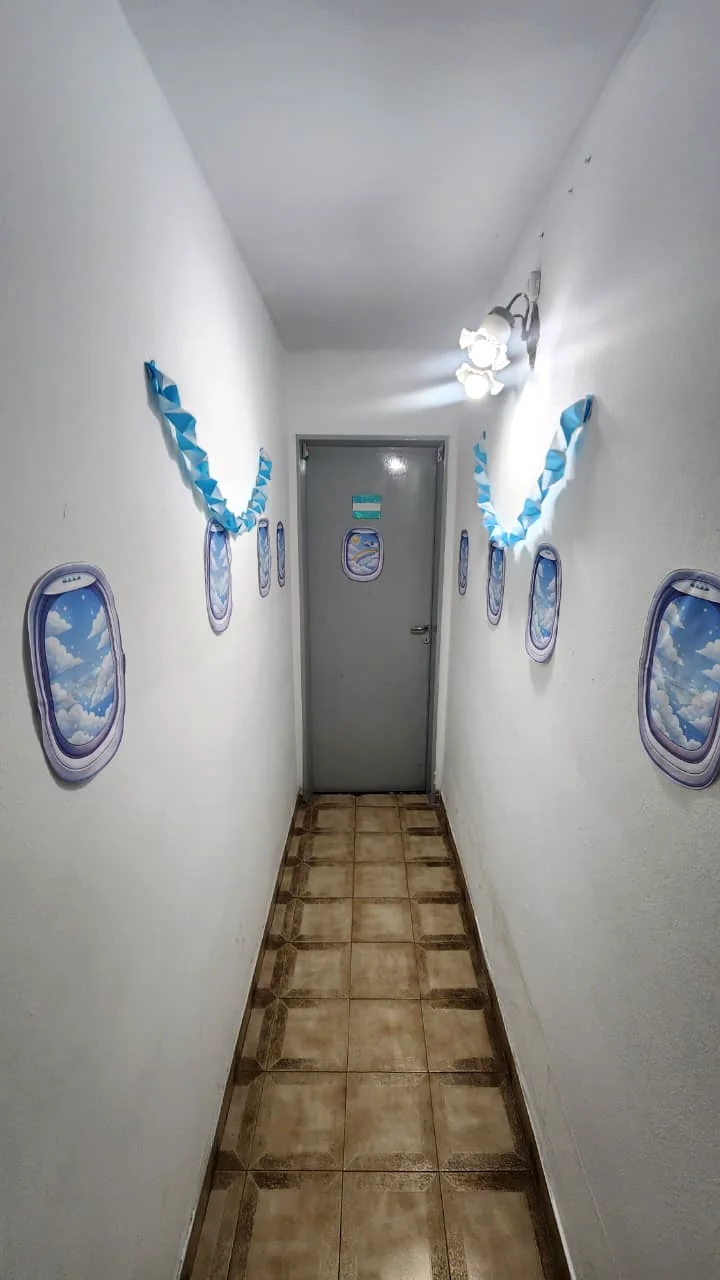 Pasillo ambientado con ventanillas de avión