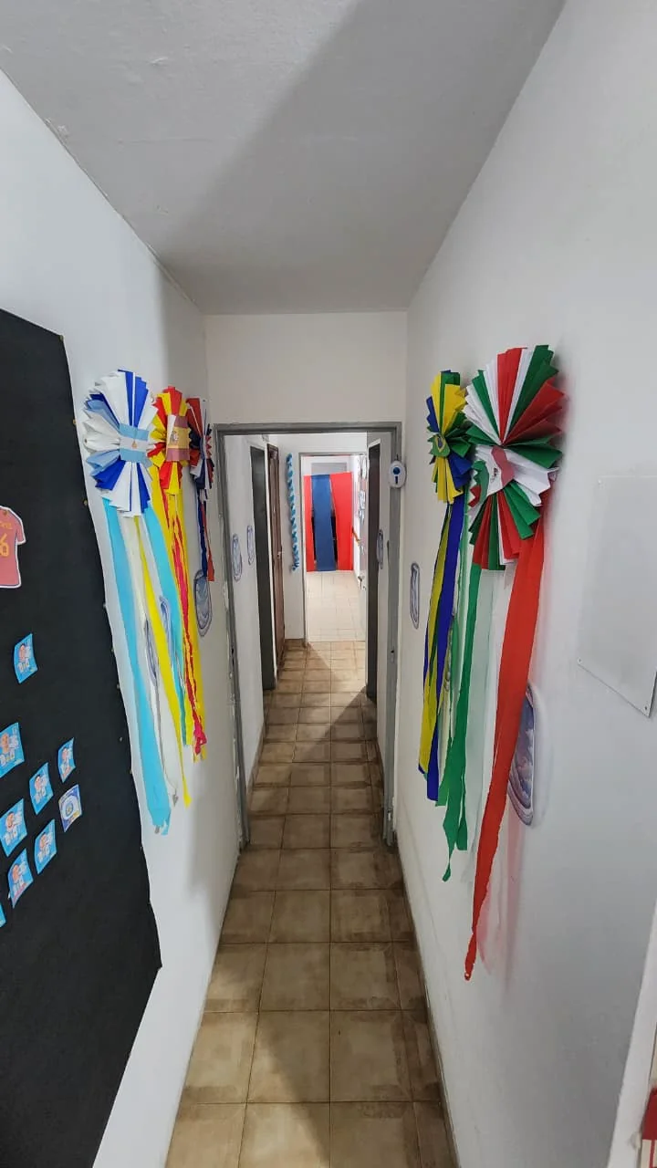 Pasillo decorado con banderas de países
